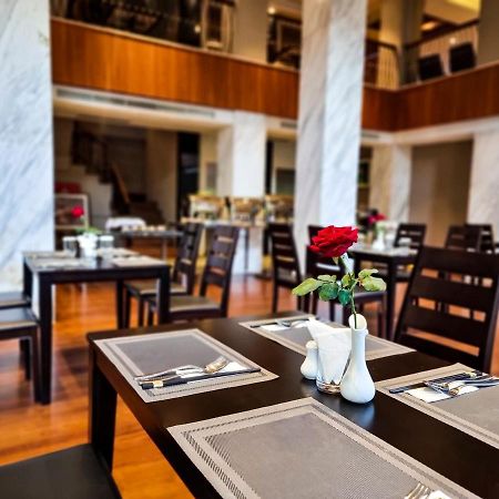 Prince Hotel Янгон Экстерьер фото