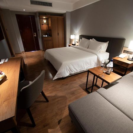 Prince Hotel Янгон Экстерьер фото
