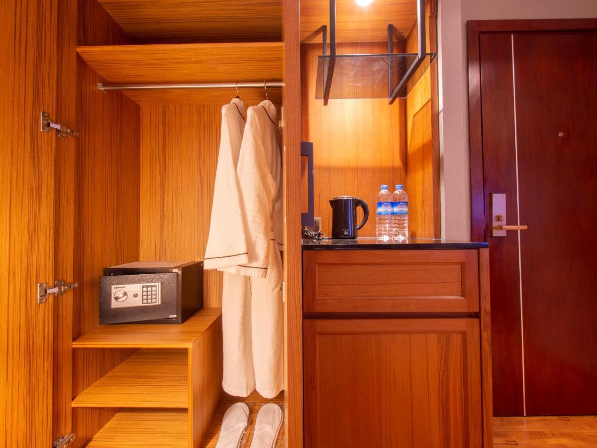 Prince Hotel Янгон Экстерьер фото